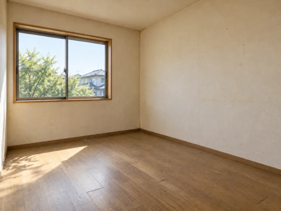 張り替える前の、くすんだ床と黄ばんだ壁の洋室